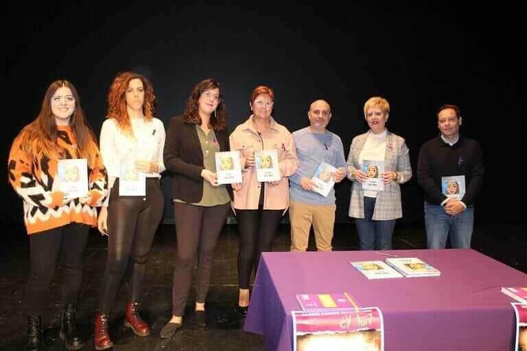 Presentado el libro 'Stop! Así no' realizado por alumnado de 3º y 4º de la ESO de los centros Santa Ana e Infanta Elena en Jumilla