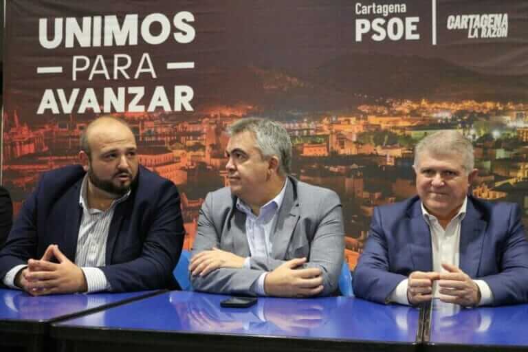 El secretario de Organización del PSOE, Santos Cerdán, el secretario general del PSOE en la Región de Murcia, Pepe Vélez y el secretario general del PSOE en Cartagena, Manuel Torres, han mantenido un encuentro con la Comisión Ejecutiva Municipal del PSOE en Cartagena y los secretarios generales de las agrupaciones del municipio