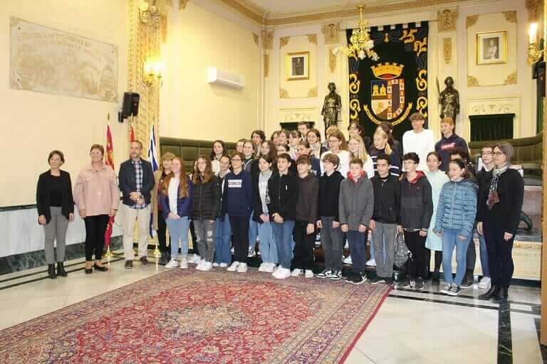 La alcaldesa recibe en el Ayuntamiento a los alumnos franceses del programa de intercambio del IES Arzobispo Lozano
