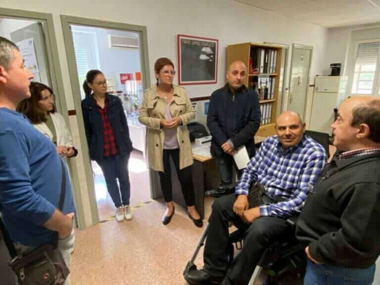 El Ayuntamiento de Jumilla financia el transporte y el servicio de fisioterapia de AMFIJU a través de un convenio anual de 30.000 euros