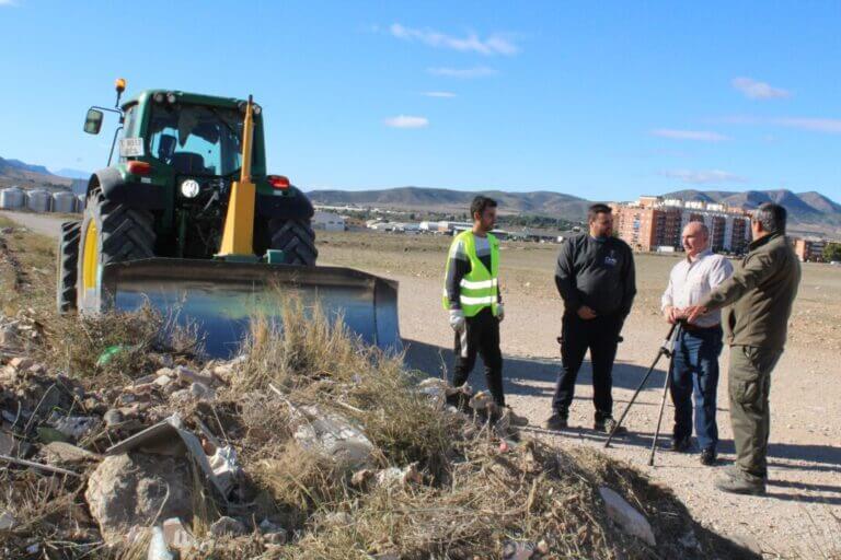 El Ayuntamiento de Jumilla inicia trabajos de limpieza de varios vertederos ilegales en el término municipal.