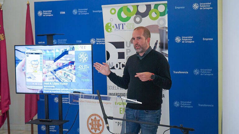 La historia de una familia perdida en Barajas, premio Tesis en 3 minutos UPCT