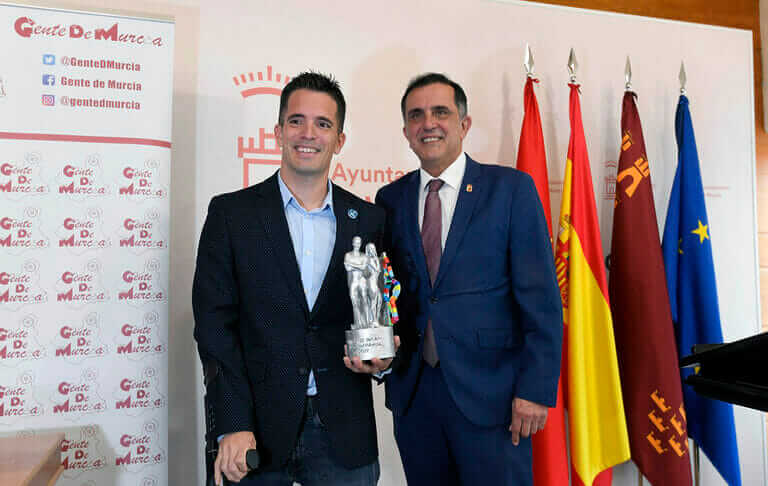 José Antonio Serrano entrega el galardón Murciano del Año al tenista Kike Siscar, campeón de España y subcampeón del Mundo en silla de ruedas