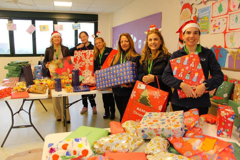 Una ola de solidaridad inunda ELIS Murcia por Navidad en su campaña anual de donación de juguetes a Cáritas