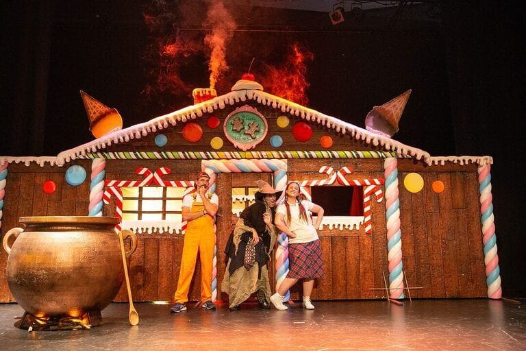 La Caja de Expresiones Teatro presenta LA CASITA DE CHOCOLATE en el Teatro Villa de Molina hoy domingo 18 de diciembre