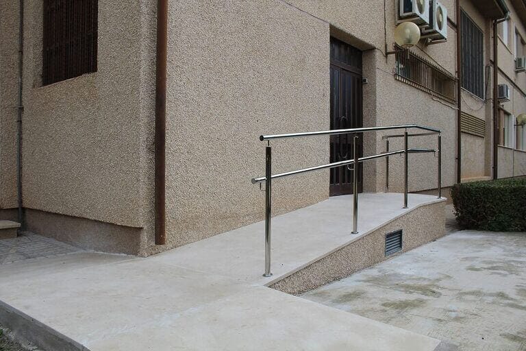 El Ayuntamiento de Jumilla mejora la accesibilidad de la sede de la AAVV Casco Antiguo y del aula de Corte y Confección de la Casa de la Cultura