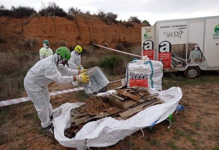 La Concejalía de Medio Ambiente de Jumilla realiza limpiezas en dos vertederos ilegales con residuos tóxicos