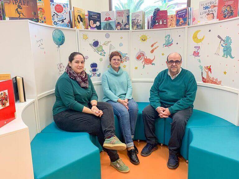 La Concejalía de Cultura de Jumilla renueva parte del mobiliario de la Biblioteca Pública Infantil.