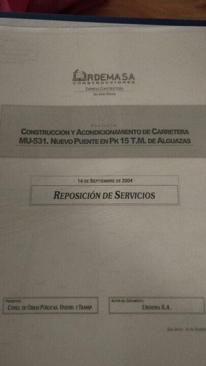 La Consejería de Fomento arroja a la basura cientos de documentos públicos con datos personales sin anonimizar