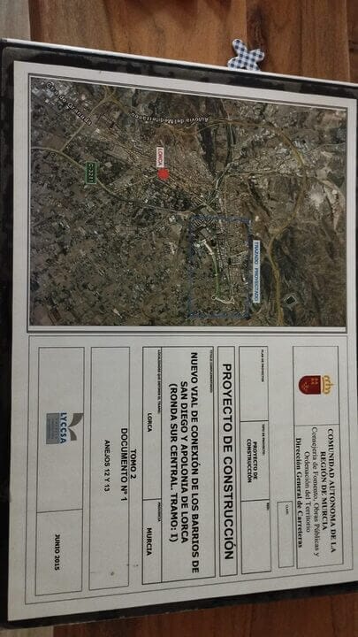 La Consejería de Fomento arroja a la basura cientos de documentos públicos con datos personales sin anonimizar