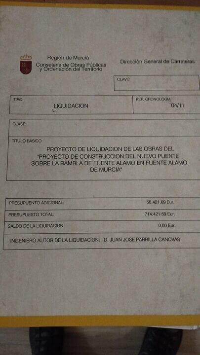 La Consejería de Fomento arroja a la basura cientos de documentos públicos con datos personales sin anonimizar