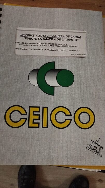 La Consejería de Fomento arroja a la basura cientos de documentos públicos con datos personales sin anonimizar