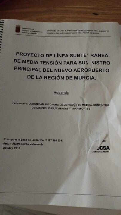 La Consejería de Fomento arroja a la basura cientos de documentos públicos con datos personales sin anonimizar
