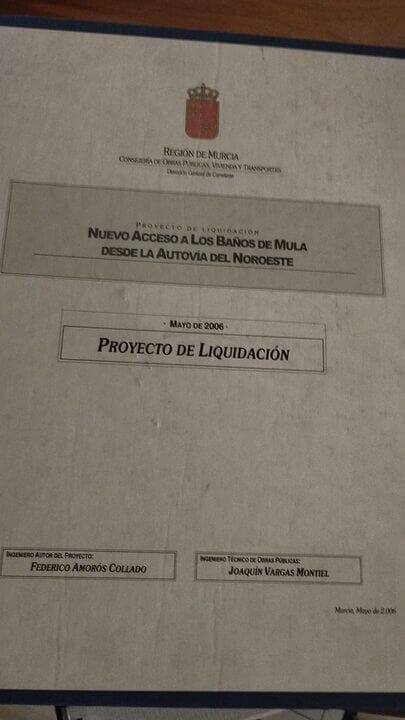 La Consejería de Fomento arroja a la basura cientos de documentos públicos con datos personales sin anonimizar