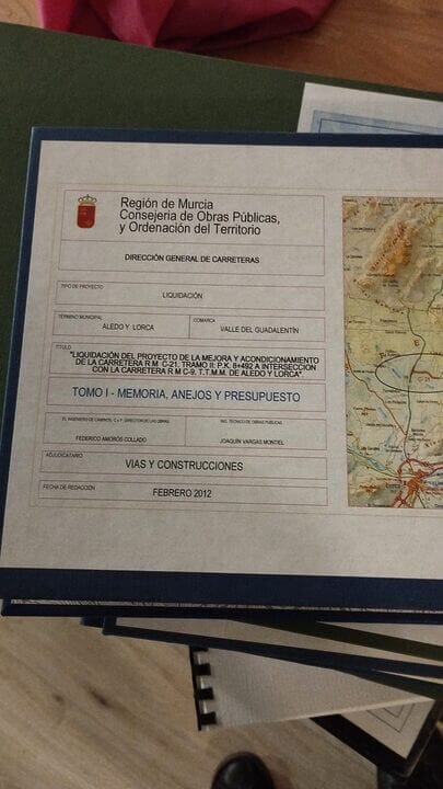 La Consejería de Fomento arroja a la basura cientos de documentos públicos con datos personales sin anonimizar