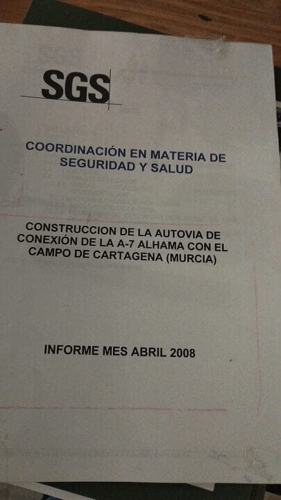 La Consejería de Fomento arroja a la basura cientos de documentos públicos con datos personales sin anonimizar