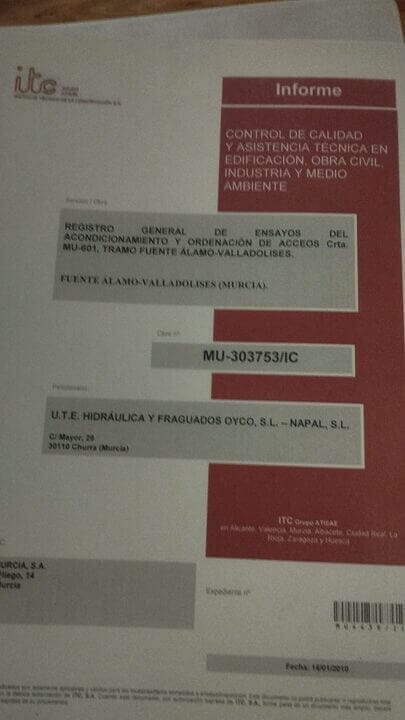 La Consejería de Fomento arroja a la basura cientos de documentos públicos con datos personales sin anonimizar