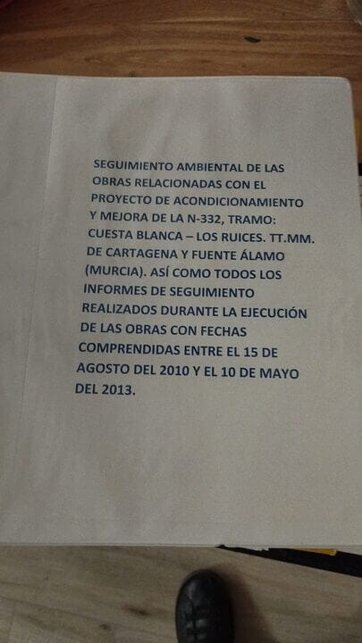 La Consejería de Fomento arroja a la basura cientos de documentos públicos con datos personales sin anonimizar
