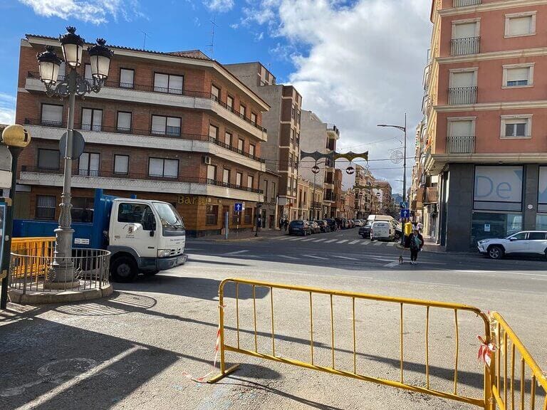 Ayer se procedió al marcaje de la rotonda provisional de la Plaza del Rollo en Jumilla