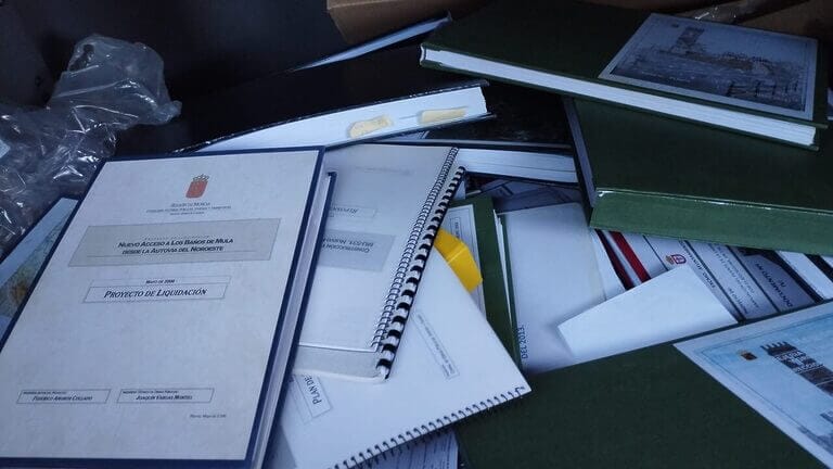La Consejería de Fomento arroja a la basura cientos de documentos públicos con datos personales sin anonimizar