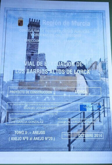 La Consejería de Fomento arroja a la basura cientos de documentos públicos con datos personales sin anonimizar