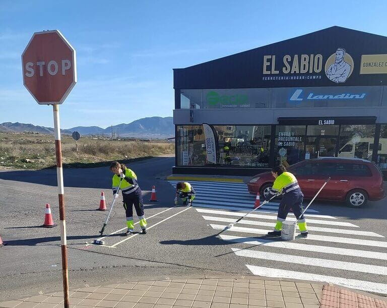 La Concejalía de Tráfico realiza trabajos de repintado de marcas viales en diferentes zonas del casco urbano de Jumilla