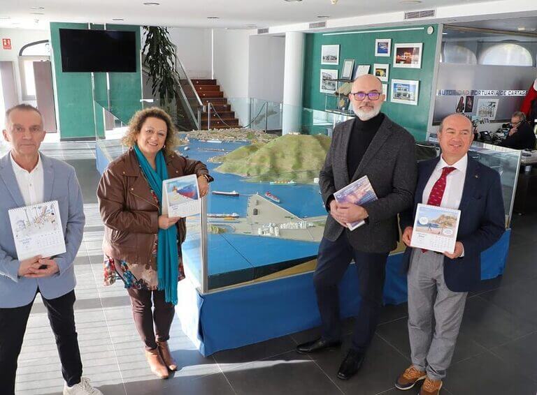 El calendario del Puerto de Cartagena ilustrado por Puebla costó más de 9.000 euros