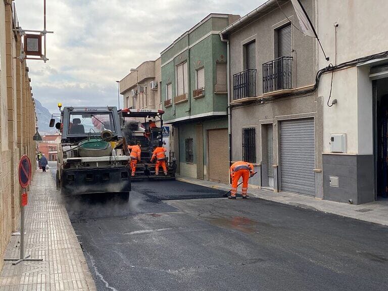 El Ayuntamiento de Jumilla mejora el firme de varios tramos de doce calles del casco urbano a través de una nueva fase del Plan de Asfaltado
