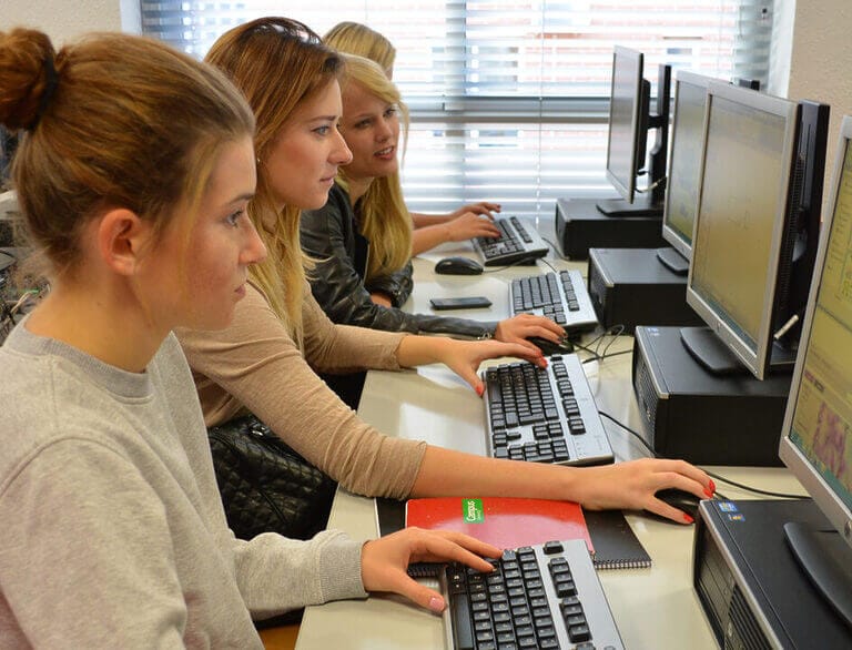 La Politécnica reivindica una digitalización inclusiva: «No podemos permitir sesgos de género en el desarrollo tecnológico que perpetúen los estereotipos»