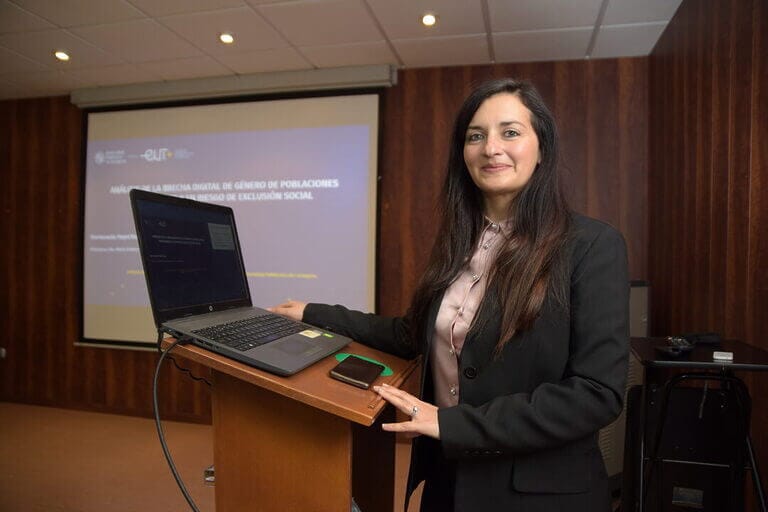 La brecha digital de género se ceba con los colectivos vulnerables y retroalimenta desigualdades