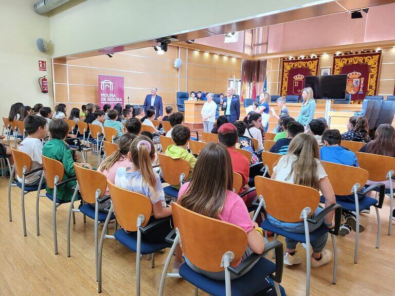 El Ayuntamiento de Molina de Segura acoge al alumnado del CEIP Nuestra Señora de Fátima para exponer su proyecto de personajes literarios Ruta de los 3.000 pasos
