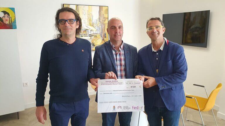 El Ayuntamiento de Molina de Segura hace entrega a FEDER del importe recaudado durante la jornada Nada Rara, Brazadas por las Enfermedades Raras