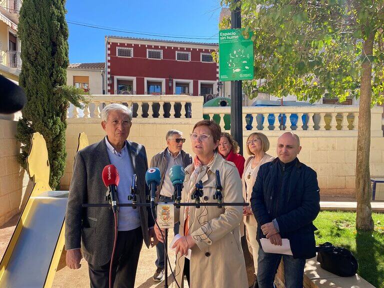 Doce jardines de Jumilla se unen al proyecto Espacios sin Humo de la AECC