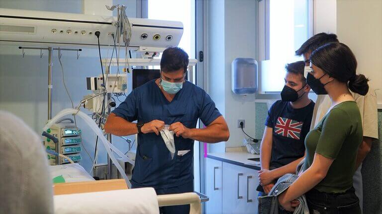 Los estudiantes de Ingeniería Biomédica visitan la UCI del Hospital Santa Lucía