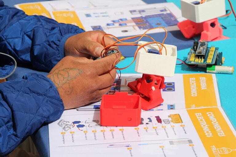 Estudiantes de EUt+ arreglan pequeños electródomésticos hoy, en un hackathon/reparathon que se celebra en la UPCT