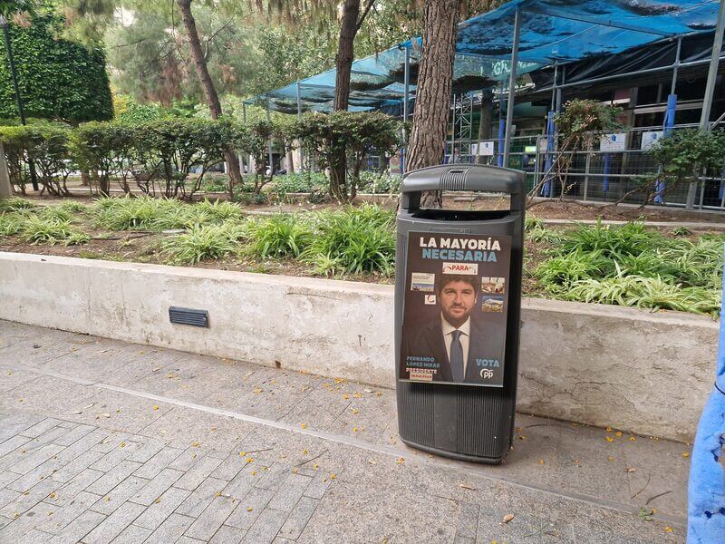 Murcia amanece empapelada de carteles criticando la gestión de López Miras Murcia amanece empapelada de carteles criticando la gestión de López Miras