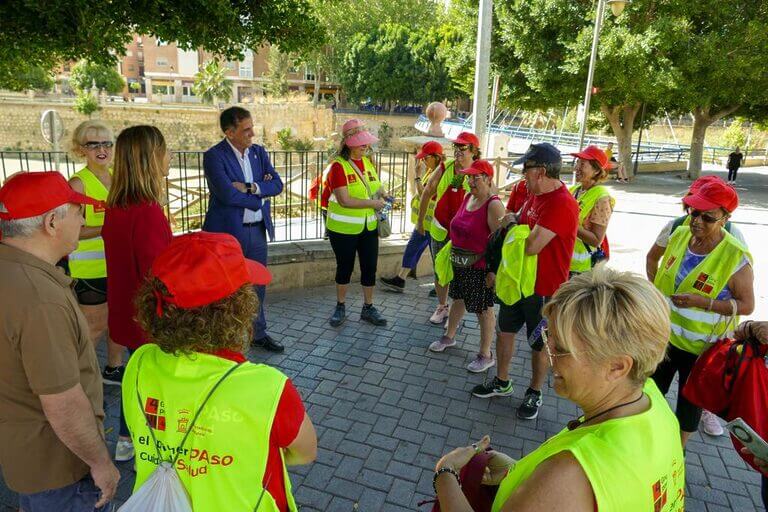 Los integrantes de 25 grupos 4/40 participan en la ruta 10.000 pasos organizada por la Semana de la Salud Mental en Murcia