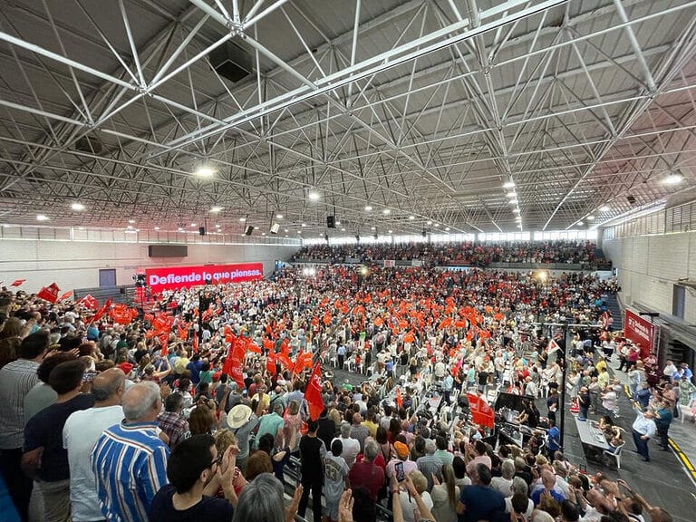Llenazo de Pedro Sánchez y Pepe Vélez en Murcia