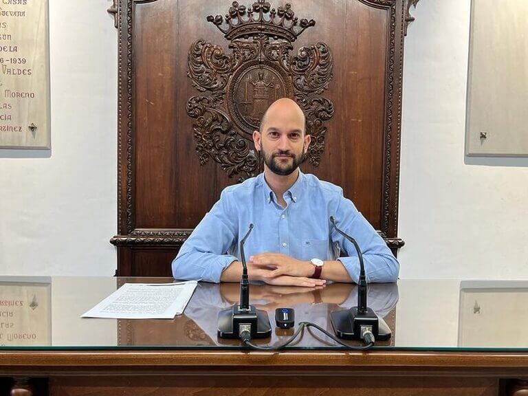 Fulgencio Gil se aferra a la amnistía como ‘cortina de humo’ para tapar sus promesas incumplidas de bajar impuestos, incrementar la limpieza y la seguridad en los barrios y pedanías de Lorca