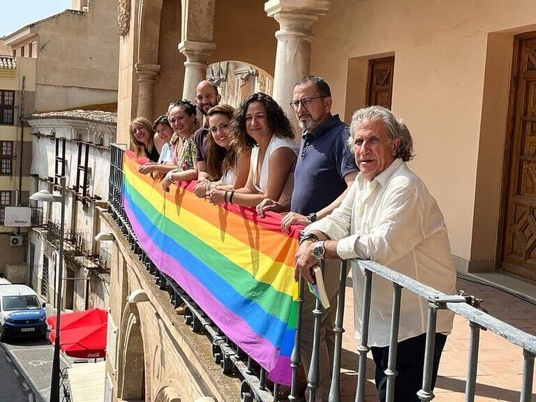 Se cumplen 4 años de la primera vez que la bandera LGTBIQ+ ondeó en el balcón del Ayuntamiento de Lorca gracias al Alcalde, Diego José Mateos
