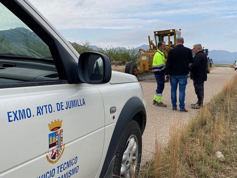 La Concejalía de Agricultura de Jumilla continúa trabajando en el arreglo de los caminos afectados por los episodios de fuertes lluvias