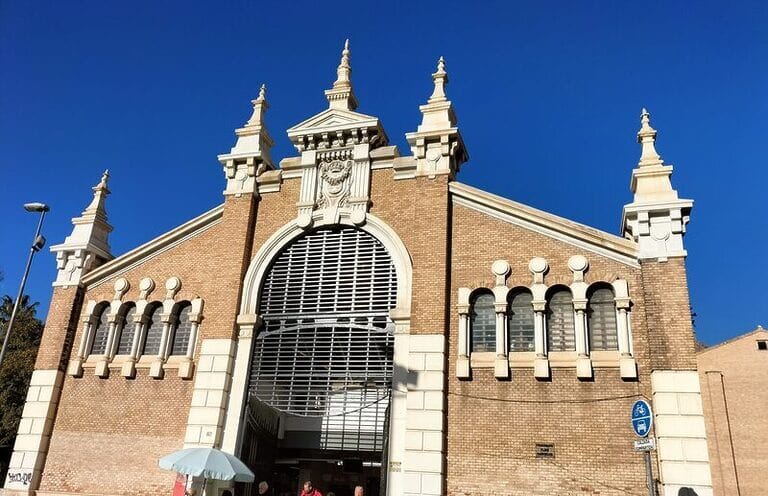 El entorno del Mercado de Verónicas será peatonal Los trabajos previstos son de pavimentación, mobiliario urbano, alumbrado público y plantación de nuevo arbolado La Junta de Gobierno en funciones ha aprobado el encargo a la Urbanizadora Municipal S.A. (URBAMUSA) de la asistencia técnica para la redacción del proyecto de peatonalización y reurbanización del perímetro del Mercado de Verónicas. El objetivo de esta iniciativa es eliminar todo el tráfico rodado actual en el entorno inmediato del edificio con el fin de dotar a la zona de mayor superficie peatonal que invite al acceso a esta plaza de abastos. La superficie afectada por esta actuación es de unos 3.350 m2 aproximadamente y se plantea una zona despejada alrededor del edificio de manera que quede visible su arquitectura, ubicándose el arbolado y otros elementos urbanos más próximos a la zona del jardín ubicado sobre el aparcamiento subterráneo anexo. Los trabajos principales previstos son de pavimentación, mobiliario urbano, alumbrado público y plantación de nuevo arbolado y la inversión prevista asciende a 726.000 euros