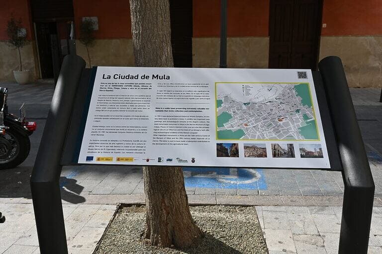 El Ayuntamiento de Mula inicia la renovación de las señales del casco antiguo