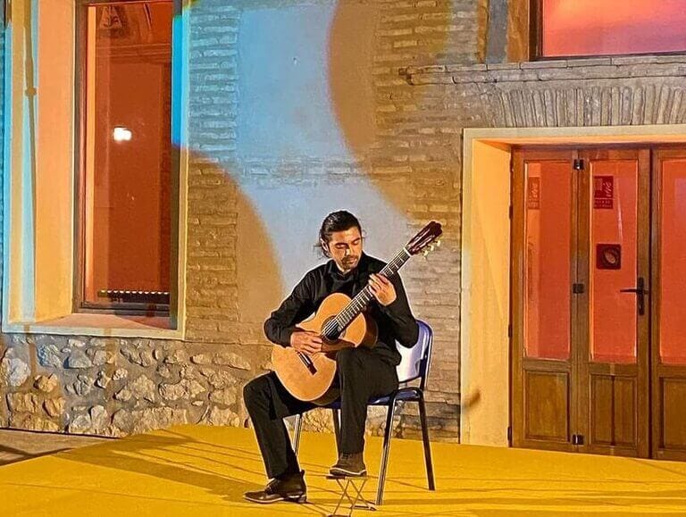 El turco Özberk Sarigül gana la tercera edición del Festival Internacional de Guitarra Ciudad de Mula • El turco Özberk Sarigül se ha hecho con el Primer Premio, el Premio a Mejor Interpretación de Obra Obligatoria y el Premio del Público. • El Segundo Premio lo ha ganado el chileno Luis Guevara y el Premio del Concurso Juvenil de esta tercera edición ha sido para Samuel Albiach (España) y Juliann Saint-Criq (Francia). La final del III Festival Internacional de Guitarra Ciudad de Mula se disputó entre Luis Guevara (Chile), Bernardino Rodríguez (México), Emma Campàs (España), Özberk Sarigül (Turquía) y Jonathan Parkin (Inglaterra), durante la noche del viernes, 28 de julio. Los ganadores fueron desvelados en la Gala de Clausura del sábado, 29 de julio, donde Özberk Sarigül arrasó y se alzó con el Primer Premio, además del Premio a Mejor Interpretación de Obra Obligatoria y el Premio del Público. El Primer Premio consta de 2.000 euros; una guitarra del luthier murciano Gómez de Guillén, valorada en 4.500 euros; un concierto en la cuarta edición de este festival; conciertos en el V Festival Estanislao Marco de Valencia, el Festival Internacional de Guitarra de España – FIGUE 2024, en Guitarras Luthier Madrid; una beca de estudio en el 27 Festival Internacional de Guitarra José Tomás Villa de Petrer 2024; y un set de cuerdas RC Strings y Knobloch. El Segundo Premio, otorgado al chileno Luis Guevara, consta de 1.000 euros, una matrícula gratuita en la cuarta edición de este festival, un set de cuerdas de RCStrings y de Knobloch. Durante la Gala de Clausura, además, se entregó el Primer Premio ex-aequo categoría Juvenil a Samuel Albiach (España) y Juliann Saint-Criq (Francia). Un galardón que consta de 500 euros, una matrícula gratuita en la cuarta edición de este festival, así como sets de cuerdas y un soporte ergonómico. Más de 25 guitarristas de 10 países El festival, consolidado ya como uno de los más relevantes del sureste español, ha reunido a lo largo de la semana del 24 al 29 de julio a un total de 25 participantes, procedentes de distintas partes del mundo. Y es que, por este encuentro han pasado guitarristas de más de 10 nacionalidades, entre las que se encuentran Ucrania, China, Italia, Turquía, España y distintos países de Latinoamérica. Algunos de ellos, también han impartido clases magistrales. Durante cada noche del festival, artistas reconocidos a nivel internacional del mundo de la guitarra clásica han dado grandes conciertos ante un público entregado, convirtiendo el Claustro del Convento de San Francisco en el escenario principal. Unas actuaciones de altísimo nivel, como la del guitarrista argentino Eduardo Isaac, quien ofreció un repertorio repleto de melodías brasileñas y argentinas. El Festival Internacional de Guitarra Ciudad de Mula cada año recibe más apoyos. Durante esta edición, ha tenido el respaldo de prácticamente todos los conservatorios profesionales de la Región de Murcia, así como el conservatorio de Montpellier, en Francia. Gracias al festival, Mula se ha convertido durante toda la semana en el epicentro del mundo de la guitarra clásica. En esta línea, el concejal de Cultura, Diego Boluda, ha remarcado que “es importante apostar por generar cultura de calidad”, a la vez que ha hablado de que “las administraciones tienen la obligación de incentivarla, es muy necesaria en la sociedad”.