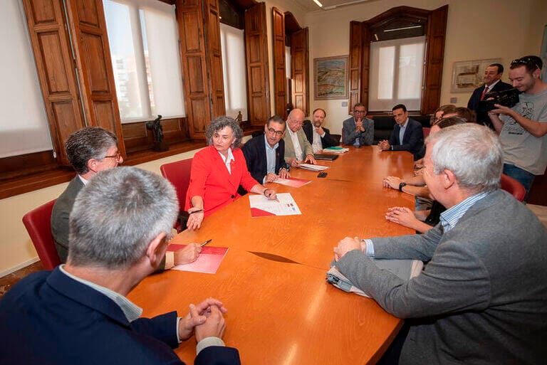 El edificio de la Convalecencia, en Murcia, ha acogido este martes el acto de renovación del convenio que regula la constitución y funcionamiento de la Cátedra de la Empresa Familiar UMU-UPCT Campus Mare Nostrum, una de las primeras cátedras universitarias y con una actividad de 17 años centrados en la investigación y análisis de la actividad de las empresas familiares