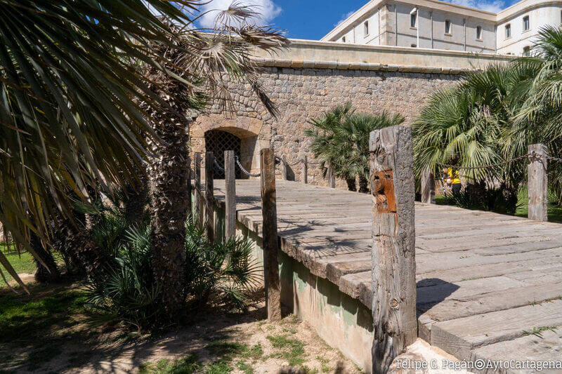 Noelia Arroyo gastó más de 48.000 euros en una obra ilegal que ahora tiene que demoler y se expone a una multa de hasta 200.000 euros Puerta del Socorro de la Muralla de Carlos III.