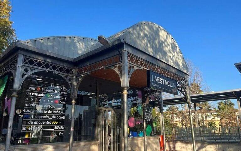 Fulgencio Gil se escuda en excusas de mal pagador para cerrar el Espacio de Ocio Joven ‘La Estación’