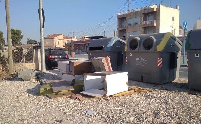 Fructuoso: “La basura y los enseres se siguen acumulando en las calles del municipio mientras Ballesta posa en fotos y miente con el Plan Recupera” La concejal del Grupo Municipal Socialista, Carmen Fructuoso, vuelve a denunciar la alarmante acumulación de basura, enseres y suciedad en las calles de las pedanías y barrios del municipio y exige al Partido Popular que restablezca el servicio extraordinario de refuerzo de recogida de enseres y de repaso impulsado por el Partido Socialista La concejal del Grupo Municipal Socialista, Carmen Fructuoso, ha vuelto a denunciar la alarmante situación que viven las pedanías del municipio de Murcia, donde sigue creciendo la acumulación de basura, enseres y suciedad en las calles y espacios públicos. “El llamado ‘Plan Recupera’ promovido por el Partido Popular ha demostrado ser una farsa, ya que las condiciones actuales de las calles y vías de las pedanías de Murcia atestiguan el deterioro de la limpieza y el orden que deberían caracterizar a una ciudad como Murcia. Las imágenes de las pedanías convertidas en auténticos vertederos no pueden ser ignoradas ni minimizadas”, ha señalado la concejal socialista. “Hace ya diez días se denunció esta situación alarmante, y lamentablemente, en lugar de abordar el problema de manera efectiva, Ballesta y el Partido Popular han optado por posar para fotos y perpetuar su engaño a los murcianos”, ha añadido Carmen Fructuoso. La concejal socialista ha querido recordar que “durante los dos últimos años y medio, el Partido Socialista implementó un servicio extraordinario de refuerzo de recogida de enseres y de mantenimiento que permitió mantener un entorno limpio y ordenado para todos los murcianos. Por ello, volvemos a exigir a Ballesta que restablezca este servicio. Es hora de que prioricen la calidad de vida de los ciudadanos y tomen medidas concretas para restablecer el servicio de recogida de enseres y de repaso que demostró ser efectivo en el pasado”. “Murcia merece un ambiente limpio, seguro y ordenado y es imperativo que Ballesta y su equipo de gobierno actúe en consecuencia. El Partido Popular debe dejar de lado las palabras vacías y comenzar a trabajar en soluciones tangibles para abordar la situación actual y prevenir futuros problemas similares”, ha concluido Carmen Fructuoso.