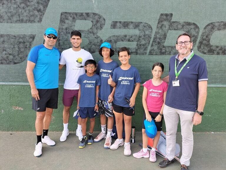 Carlos Alcaraz comparte su triunfo en Wimbledon con los alumnos de un campus intensivo de tenis en Murcia