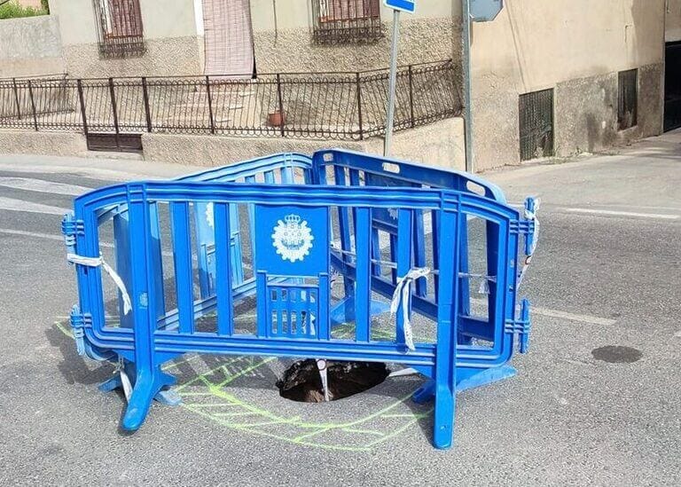 Fructuoso: “Que un socavón de semejantes proporciones permanezca sin reparación en Casillas desde principios de julio muestra la evidente dejadez y el abandono de las pedanías de Ballesta” La concejal del Grupo Municipal Socialista, Carmen Fructuoso, denuncia el mal estado que presenta una de las principales vías de Casillas, con un socavón de grandes proporciones que genera peligro constante para los conductores y peatones que transitan por la zona Es una muestra más de la dejadez y el abandono del Partido Popular respecto a las pedanías y a los vecinos y vecinas de fuera del centro de Murcia La concejal del Grupo Municipal Socialista, Carmen Fructuoso, ha denunciado la alarmante situación que viven Casillas, donde un socavón de grandes dimensiones en medio de una de las principales vías de la pedanía lleva desde principios de julio generando peligro constante para los conductores y peatones que transitan por la zona. “La evidente dejadez y abandono de las pedanías, como lo refleja esta situación en Casillas, son una muestra más de la falta de compromiso y responsabilidad de Ballesta y el Partido Popular con el bienestar y la seguridad de sus ciudadanos. Resulta inaceptable que un socavón de semejantes proporciones permanezca sin reparación por un período tan prolongado. Los vehículos se ven forzados a desviarse, aumentando el riesgo de accidentes y perjudicando la fluidez del tráfico en una vía crucial para la movilidad en la zona”, ha señalado la concejal socialista. El socavón, presente en el vial principal de Casillas, se encuentra cercado por tres vallas de la Policía Local y lleva en dichas condiciones desde principios de julio, fecha en la que el Partido Popular se encontraba ya en el Gobierno. “Exigimos al Partido Popular y al Alcalde Ballesta que actúen con inmediatez para resolver esta situación peligrosa. La seguridad de los ciudadanos debe ser la principal prioridad de cualquier administración, y es inaceptable que se ignore un problema tan evidente y potencialmente dañino para la comunidad. Es un problema que no sólo afecta a los vecinos de Casillas, sino también a todos los ciudadanos de otras pedanías que transitan por esta calle todos los días”, ha sentenciado Carmen Fructuoso. Además, la concejal socialista ha querido recordar que “Ballesta prometió salvar las pedanías y, no sólo ha recortado más de un millón a las Juntas Municipales, sino que ya las ha abandonado en sólo un mes en La Glorieta. Ballesta debería dejar a un lado las políticas de recortes y abandono y comenzar a asumir su responsabilidad de liderar un proyecto integral que beneficie a todas las áreas del municipio. Los ciudadanos, independientemente del lugar en el que vivan, merecen una gestión comprometida y eficiente que garantice su bienestar y calidad de vida”.